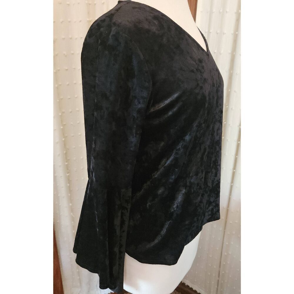 T40 Zac and Rachel black velour top withT Bell sleeves - Picture 2 of 9